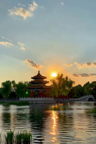 湖畔夕阳下的中式亭子景观 湖畔夕阳下的中式亭子景观