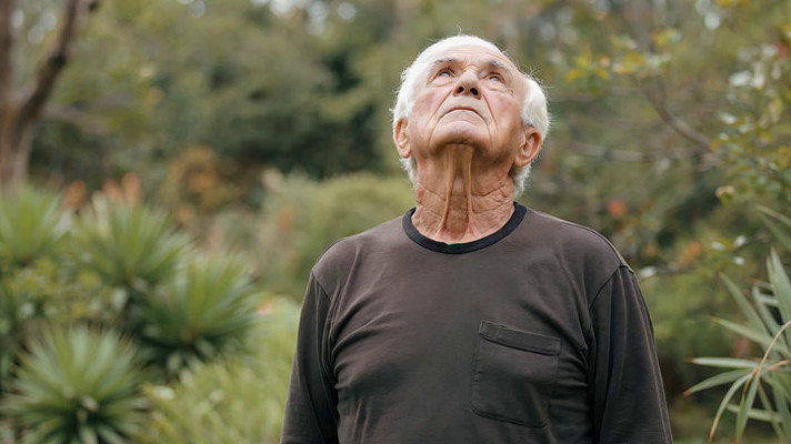 户外老人仰头放松画面 户外老人仰头放松画面