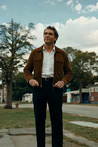 户外男子摊开双手站立 户外男子摊开双手站立