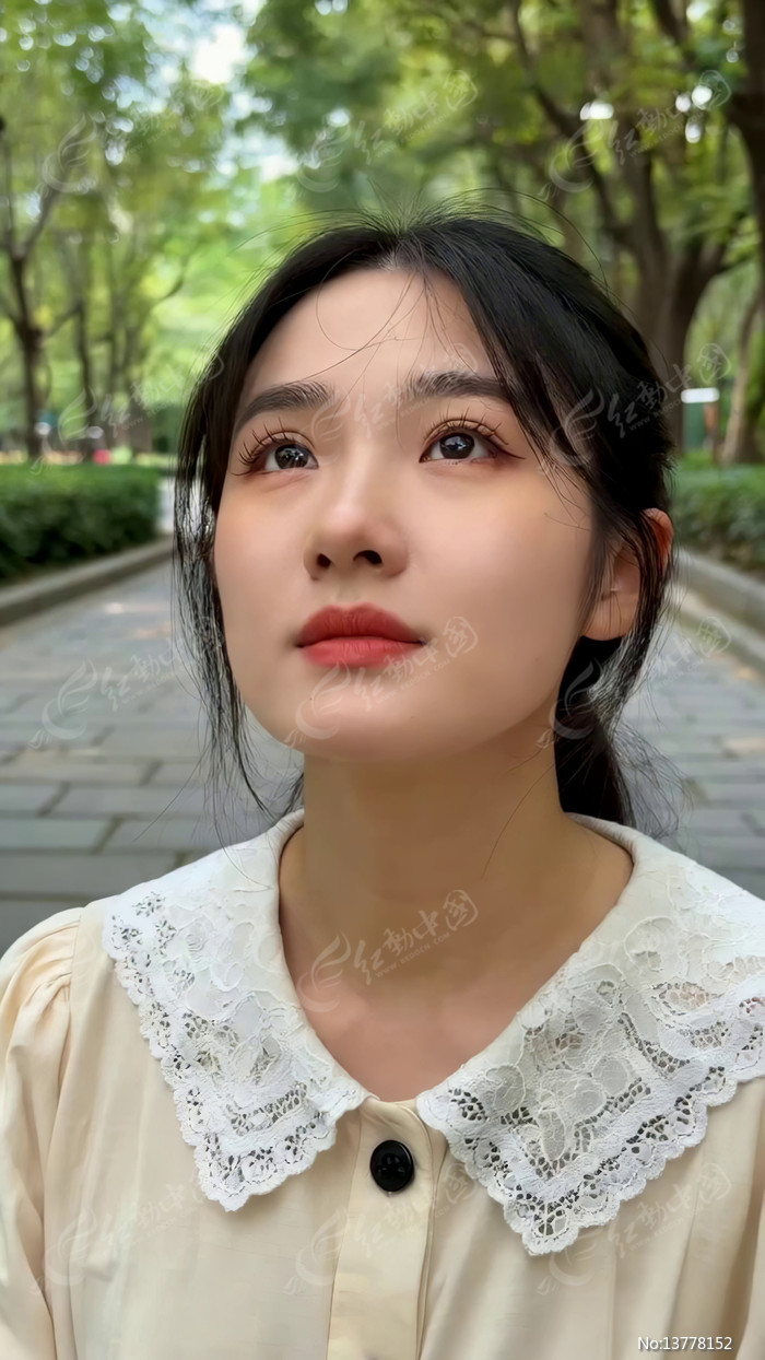 ����Ů��̧ͷ��д�ز�