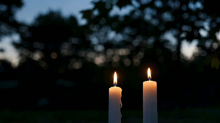 户外燃烧的白色蜡烛 户外燃烧的白色蜡烛