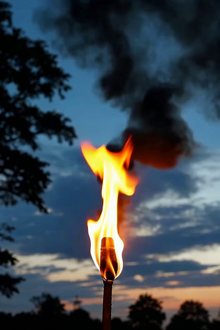 户外燃烧的火焰特写 户外燃烧的火焰特写