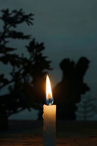 户外燃烧的蜡烛特写素材 户外燃烧的蜡烛特写素材