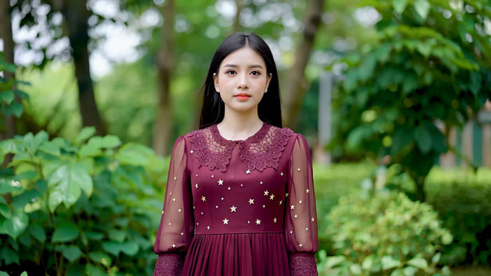 户外身着红裙女子站立画面 户外身着红裙女子站立画面