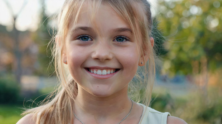 户外微笑的金发女孩 户外微笑的金发女孩