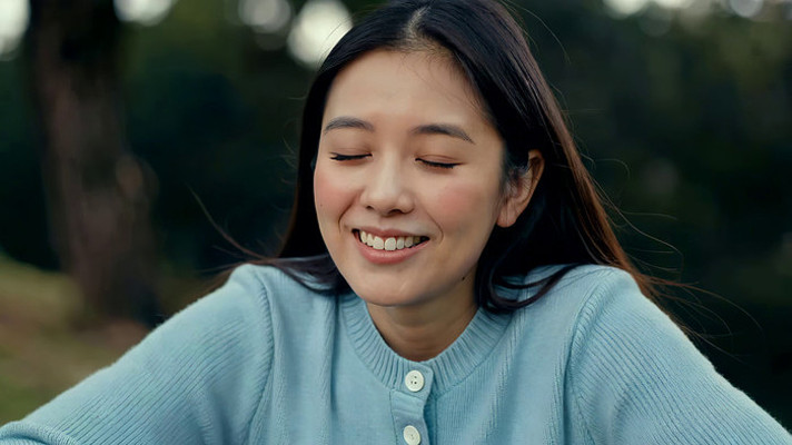 户外微笑的年轻女性 户外微笑的年轻女性