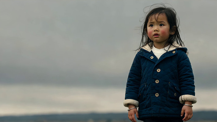 户外小女孩站立场景 户外小女孩站立场景