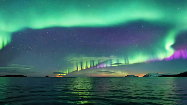 极光夜空下的水面风光 极光夜空下的水面风光
