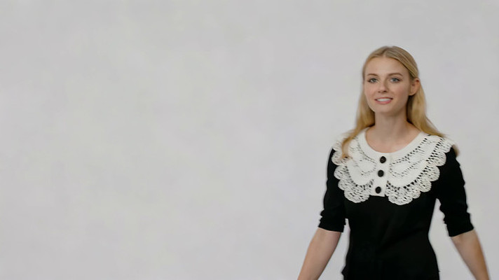 金发女子穿着花边领服装 金发女子穿着花边领服装