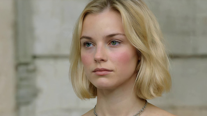 金发女子面部特写 金发女子面部特写