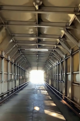 金属结构隧道内部景象 金属结构隧道内部景象