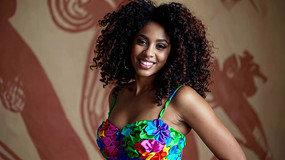 ����Ů�Բ�ɫ��װ΢Ц����