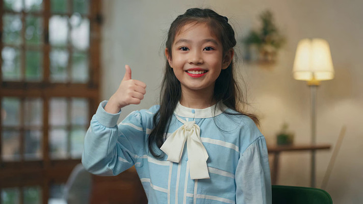 居家小女孩竖大拇指微笑画面 居家小女孩竖大拇指微笑画面