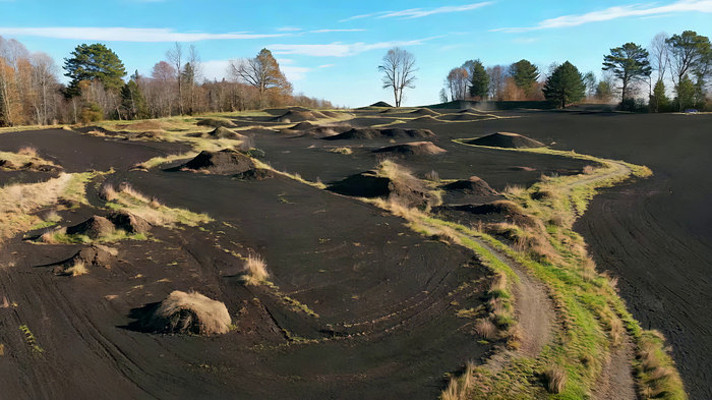 空中俯瞰黑色土地与树林 空中俯瞰黑色土地与树林