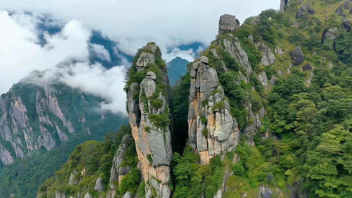 空中俯瞰奇峰云海自然风光 空中俯瞰奇峰云海自然风光