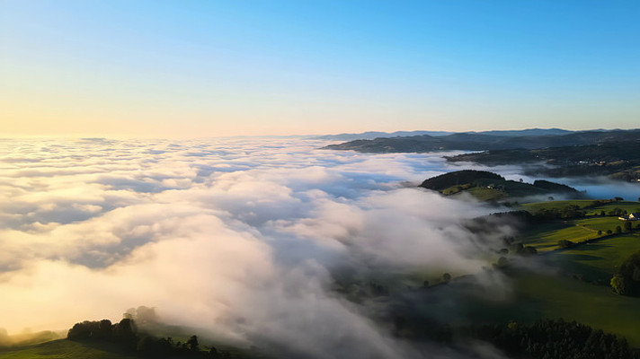 空中俯瞰云海覆盖的田园风光 空中俯瞰云海覆盖的田园风光