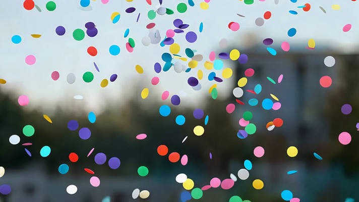 空中飘散的彩色纸屑素材 空中飘散的彩色纸屑素材