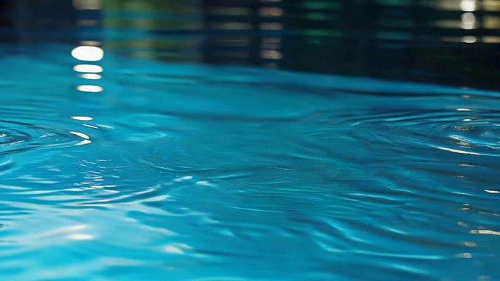 蓝色泳池水面波纹特写 蓝色泳池水面波纹特写