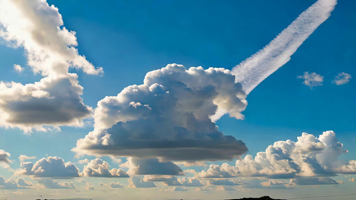 蓝天白云飞机尾迹天空景观 蓝天白云飞机尾迹天空景观