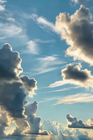 蓝天白云山间阳光穿透云层 蓝天白云山间阳光穿透云层