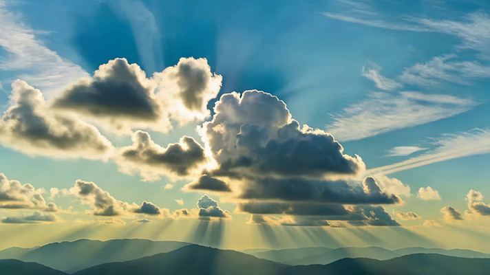 蓝天白云山间耶稣光风景 蓝天白云山间耶稣光风景