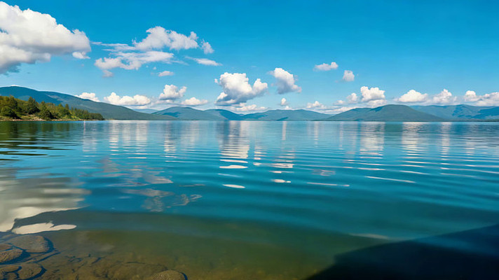蓝天白云下的湖泊自然风光 蓝天白云下的湖泊自然风光