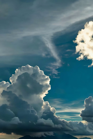 蓝天白云下的山峦风景 蓝天白云下的山峦风景