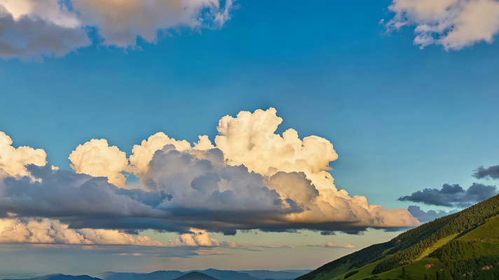 蓝天白云下的山峦风景 蓝天白云下的山峦风景