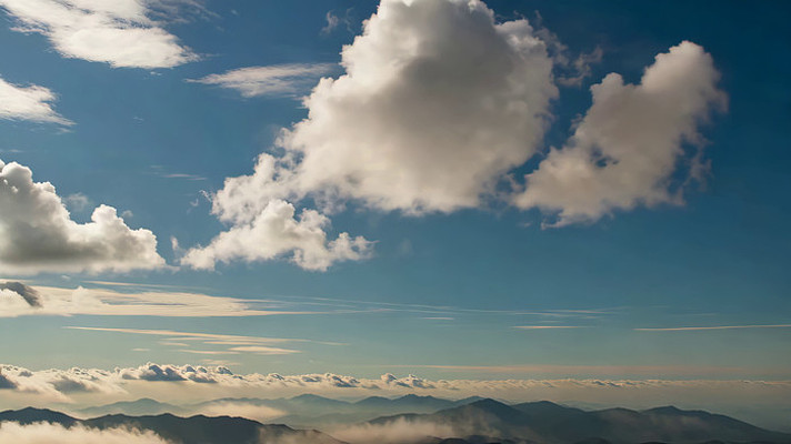 ��������µ�ɽ��Զ��