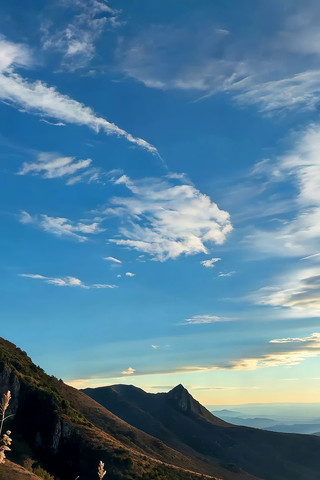 蓝天白云下的山峦自然风光 蓝天白云下的山峦自然风光