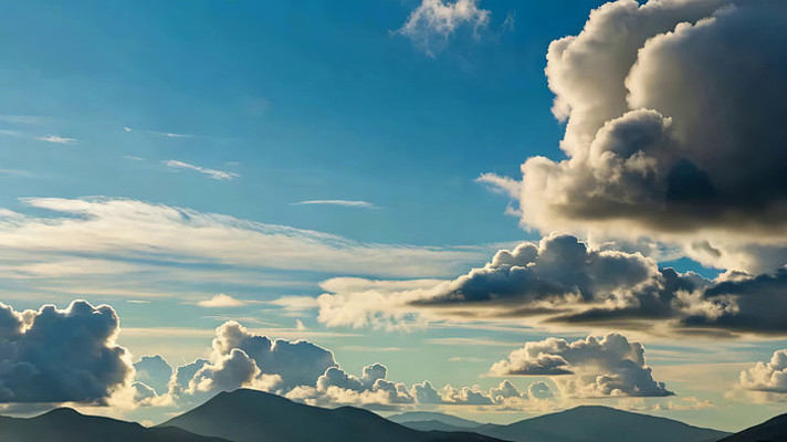 蓝天白云下的山脉风景 蓝天白云下的山脉风景