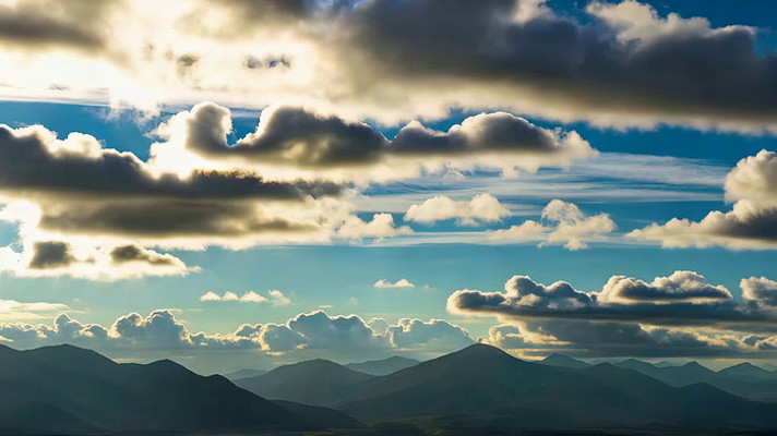 蓝天白云下的山脉风景 蓝天白云下的山脉风景