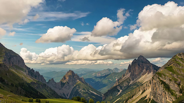 蓝天白云下的山脉自然风光 蓝天白云下的山脉自然风光