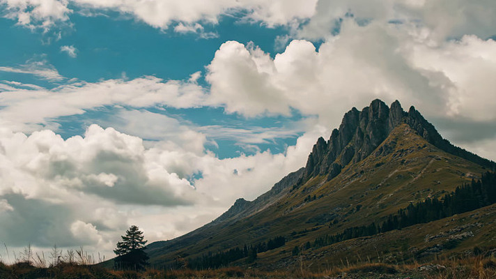 蓝天白云下的山脉自然风光 蓝天白云下的山脉自然风光