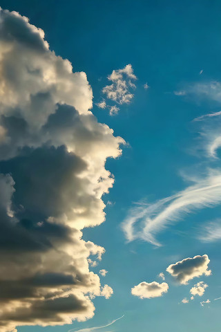 蓝天白云下的远山景象 蓝天白云下的远山景象