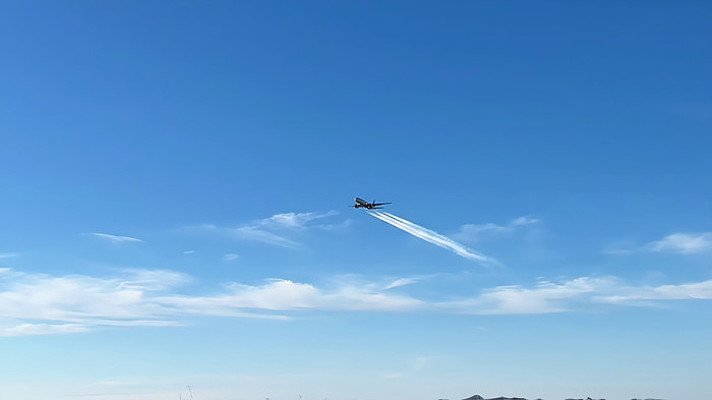 蓝天中飞行的飞机 蓝天中飞行的飞机