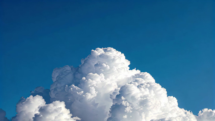 蓝天中蓬松白云景象 蓝天中蓬松白云景象