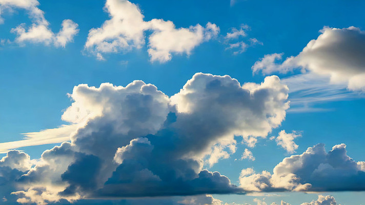 蓝天中蓬松白云景象 蓝天中蓬松白云景象