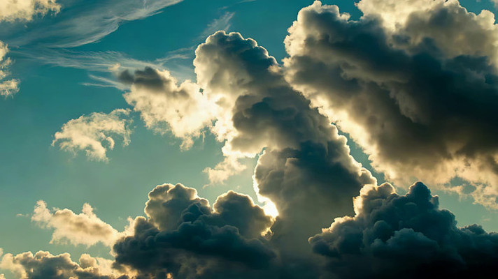 蓝天中蓬松云朵景象 蓝天中蓬松云朵景象