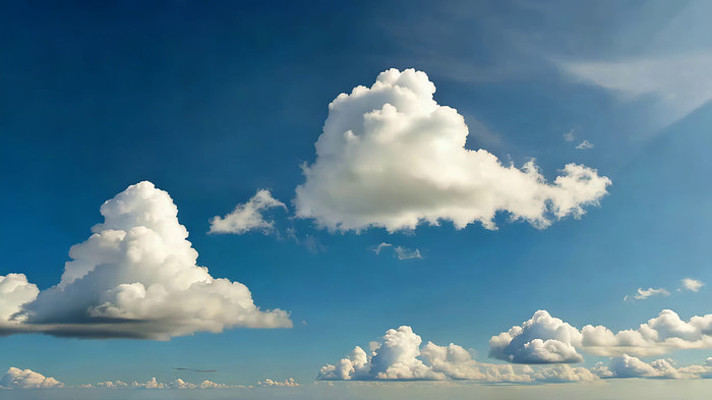 蓝天中飘浮的白云素材 蓝天中飘浮的白云素材
