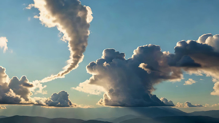 蓝天中形态各异的云朵 蓝天中形态各异的云朵