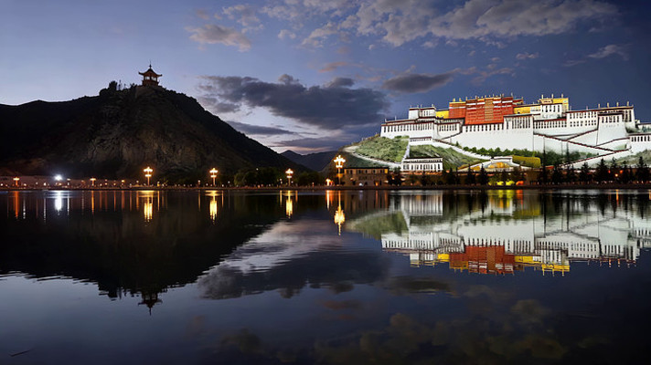 拉萨布达拉宫夜景倒影画面 拉萨布达拉宫夜景倒影画面