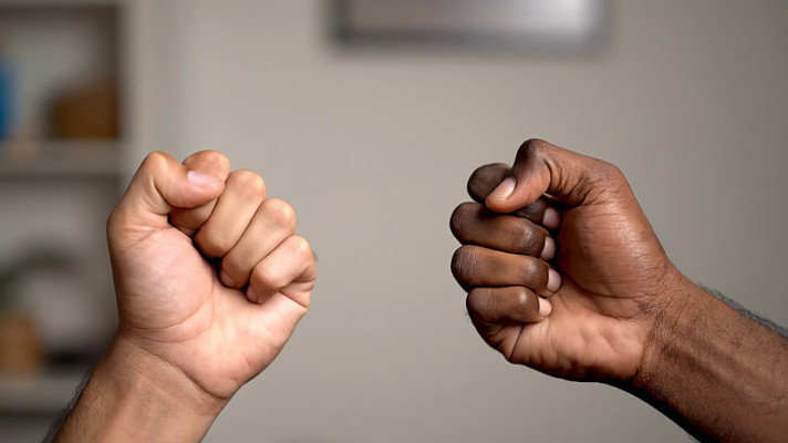 两人拳头相碰特写 两人拳头相碰特写