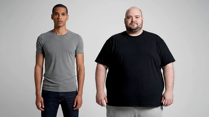 两位男士站立对比身形 两位男士站立对比身形