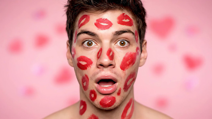 脸上印满唇印的男子 脸上印满唇印的男子