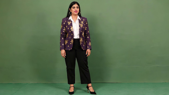 ��Ļǰվ����ְҵŮ��