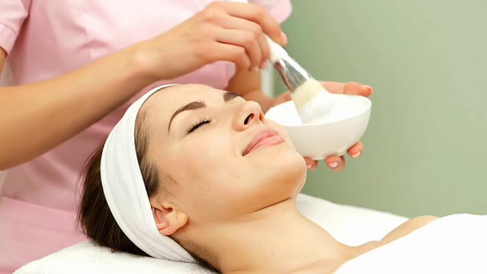 美容师为顾客进行面部护理 美容师为顾客进行面部护理