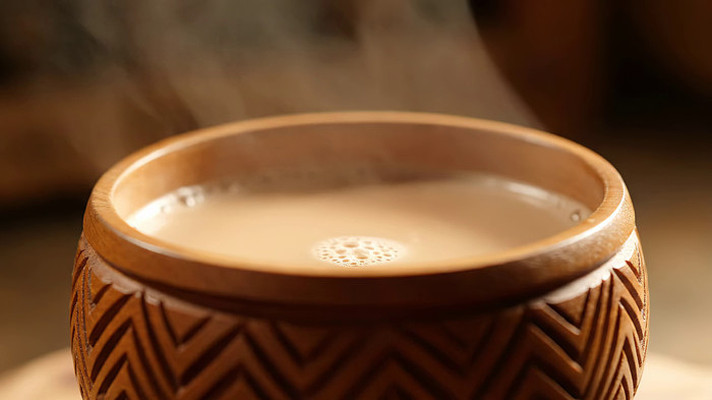 木碗盛热饮特写 木碗盛热饮特写