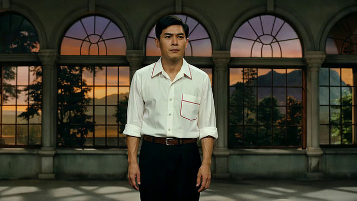 男士室内站立看向镜头 男士室内站立看向镜头