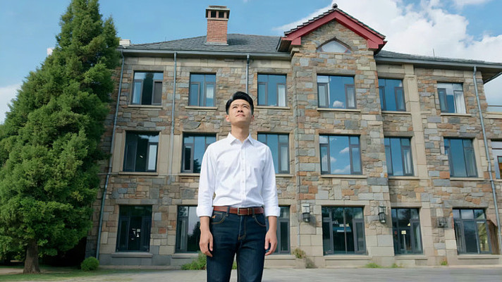 男士于建筑前站立形象素材 男士于建筑前站立形象素材